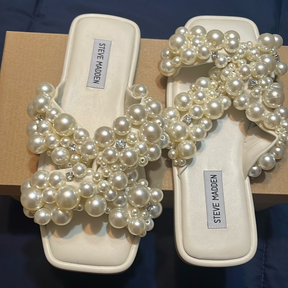 Never worn Steve Madden ivory pearl sandals